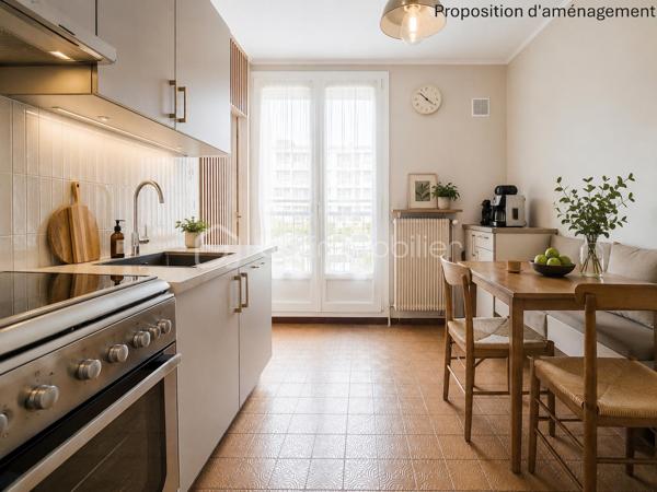 SAINT-MARTIN-D’HÈRES – LIMITE POISAT – T5 TRAVERSANT AVEC BALCON ET CAVE
À proximité immédiate de Poisat, des écoles, commerces et transports, découvrez cet appartement familial de 86,63 m² (Carrez), situé dans la résidence sécurisée et arborée Le Carina, bénéficiant d’un environnement agréable avec espaces verts et jeux pour enfants.
Situé au rez-de-chaussée surélevé (sans ascenseur) et traversant nord-sud, l’appartement offre une distribution fonctionnelle. 
L’entrée avec rangements dessert une cuisine indépendante, prolongée par une loggia, ainsi qu’un séjour ouvrant sur un balcon exposé au sud, sans vis-à-vis direct.
L’espace nuit se compose de quatre chambres, d’une salle d’eau rénovée et de toilettes indépendantes. Une cave de 6,5 m2 complète l’ensemble. Le stationnement est facilité par le parking commun de la résidence (1 place par logement). Le garage de 17 m2 environ (avec électricité) est situé juste en dessous de l’appartement et peut être acquis en supplément.
Côté confort, le logement dispose de la fibre, d’un chauffage individuel au gaz, de menuiseries PVC double vitrage récentes.
Bien entretenu, l’appartement peut être modulé (agrandissement de la pièce de vie en utilisant une chambre) et nécessite quelques travaux de rafraîchissement. Une base saine et un beau potentiel pour créer un intérieur personnalisé, adapté aux besoins d’une famille.
Charges de copropriété : environ 1 200 € par an pour l’appartement. La taxe foncière est de 1850 euros environ (garage compris).