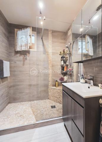 SAINT-MARTIN-D’HÈRES – LIMITE POISAT – T5 TRAVERSANT AVEC BALCON ET CAVE
À proximité immédiate de Poisat, des écoles, commerces et transports, découvrez cet appartement familial de 86,63 m² (Carrez), situé dans la résidence sécurisée et arborée Le Carina, bénéficiant d’un environnement agréable avec espaces verts et jeux pour enfants.
Situé au rez-de-chaussée surélevé (sans ascenseur) et traversant nord-sud, l’appartement offre une distribution fonctionnelle. 
L’entrée avec rangements dessert une cuisine indépendante, prolongée par une loggia, ainsi qu’un séjour ouvrant sur un balcon exposé au sud, sans vis-à-vis direct.
L’espace nuit se compose de quatre chambres, d’une salle d’eau rénovée et de toilettes indépendantes. Une cave de 6,5 m2 complète l’ensemble. Le stationnement est facilité par le parking commun de la résidence (1 place par logement). Le garage de 17 m2 environ (avec électricité) est situé juste en dessous de l’appartement et peut être acquis en supplément.
Côté confort, le logement dispose de la fibre, d’un chauffage individuel au gaz, de menuiseries PVC double vitrage récentes.
Bien entretenu, l’appartement peut être modulé (agrandissement de la pièce de vie en utilisant une chambre) et nécessite quelques travaux de rafraîchissement. Une base saine et un beau potentiel pour créer un intérieur personnalisé, adapté aux besoins d’une famille.
Charges de copropriété : environ 1 200 € par an pour l’appartement. La taxe foncière est de 1850 euros environ (garage compris).