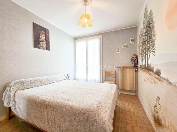 SAINT-MARTIN-D’HÈRES – LIMITE POISAT – T5 TRAVERSANT AVEC BALCON ET CAVE
À proximité immédiate de Poisat, des écoles, commerces et transports, découvrez cet appartement familial de 86,63 m² (Carrez), situé dans la résidence sécurisée et arborée Le Carina, bénéficiant d’un environnement agréable avec espaces verts et jeux pour enfants.
Situé au rez-de-chaussée surélevé (sans ascenseur) et traversant nord-sud, l’appartement offre une distribution fonctionnelle. 
L’entrée avec rangements dessert une cuisine indépendante, prolongée par une loggia, ainsi qu’un séjour ouvrant sur un balcon exposé au sud, sans vis-à-vis direct.
L’espace nuit se compose de quatre chambres, d’une salle d’eau rénovée et de toilettes indépendantes. Une cave de 6,5 m2 complète l’ensemble. Le stationnement est facilité par le parking commun de la résidence (1 place par logement). Le garage de 17 m2 environ (avec électricité) est situé juste en dessous de l’appartement et peut être acquis en supplément.
Côté confort, le logement dispose de la fibre, d’un chauffage individuel au gaz, de menuiseries PVC double vitrage récentes.
Bien entretenu, l’appartement peut être modulé (agrandissement de la pièce de vie en utilisant une chambre) et nécessite quelques travaux de rafraîchissement. Une base saine et un beau potentiel pour créer un intérieur personnalisé, adapté aux besoins d’une famille.
Charges de copropriété : environ 1 200 € par an pour l’appartement. La taxe foncière est de 1850 euros environ (garage compris).