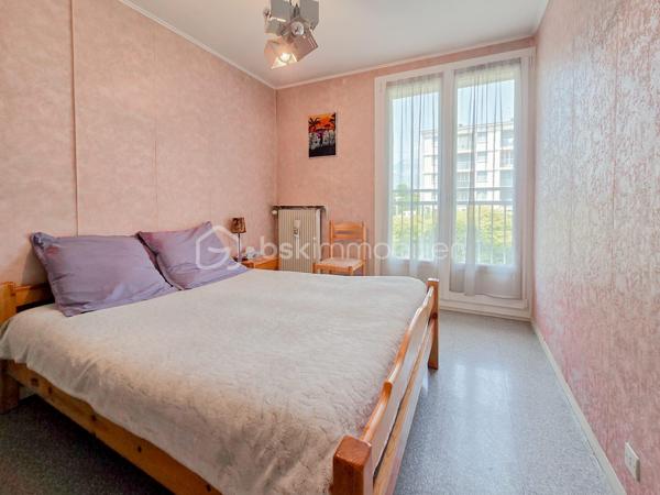 SAINT-MARTIN-D’HÈRES – LIMITE POISAT – T5 TRAVERSANT AVEC BALCON ET CAVE
À proximité immédiate de Poisat, des écoles, commerces et transports, découvrez cet appartement familial de 86,63 m² (Carrez), situé dans la résidence sécurisée et arborée Le Carina, bénéficiant d’un environnement agréable avec espaces verts et jeux pour enfants.
Situé au rez-de-chaussée surélevé (sans ascenseur) et traversant nord-sud, l’appartement offre une distribution fonctionnelle. 
L’entrée avec rangements dessert une cuisine indépendante, prolongée par une loggia, ainsi qu’un séjour ouvrant sur un balcon exposé au sud, sans vis-à-vis direct.
L’espace nuit se compose de quatre chambres, d’une salle d’eau rénovée et de toilettes indépendantes. Une cave de 6,5 m2 complète l’ensemble. Le stationnement est facilité par le parking commun de la résidence (1 place par logement). Le garage de 17 m2 environ (avec électricité) est situé juste en dessous de l’appartement et peut être acquis en supplément.
Côté confort, le logement dispose de la fibre, d’un chauffage individuel au gaz, de menuiseries PVC double vitrage récentes.
Bien entretenu, l’appartement peut être modulé (agrandissement de la pièce de vie en utilisant une chambre) et nécessite quelques travaux de rafraîchissement. Une base saine et un beau potentiel pour créer un intérieur personnalisé, adapté aux besoins d’une famille.
Charges de copropriété : environ 1 200 € par an pour l’appartement. La taxe foncière est de 1850 euros environ (garage compris).