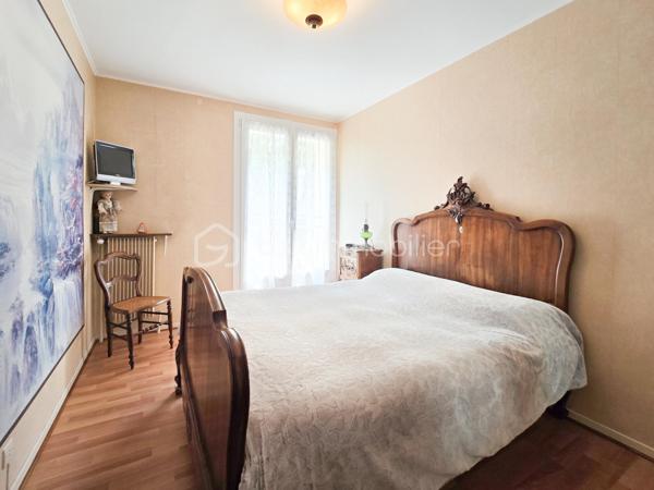 SAINT-MARTIN-D’HÈRES – LIMITE POISAT – T5 TRAVERSANT AVEC BALCON ET CAVE
À proximité immédiate de Poisat, des écoles, commerces et transports, découvrez cet appartement familial de 86,63 m² (Carrez), situé dans la résidence sécurisée et arborée Le Carina, bénéficiant d’un environnement agréable avec espaces verts et jeux pour enfants.
Situé au rez-de-chaussée surélevé (sans ascenseur) et traversant nord-sud, l’appartement offre une distribution fonctionnelle. 
L’entrée avec rangements dessert une cuisine indépendante, prolongée par une loggia, ainsi qu’un séjour ouvrant sur un balcon exposé au sud, sans vis-à-vis direct.
L’espace nuit se compose de quatre chambres, d’une salle d’eau rénovée et de toilettes indépendantes. Une cave de 6,5 m2 complète l’ensemble. Le stationnement est facilité par le parking commun de la résidence (1 place par logement). Le garage de 17 m2 environ (avec électricité) est situé juste en dessous de l’appartement et peut être acquis en supplément.
Côté confort, le logement dispose de la fibre, d’un chauffage individuel au gaz, de menuiseries PVC double vitrage récentes.
Bien entretenu, l’appartement peut être modulé (agrandissement de la pièce de vie en utilisant une chambre) et nécessite quelques travaux de rafraîchissement. Une base saine et un beau potentiel pour créer un intérieur personnalisé, adapté aux besoins d’une famille.
Charges de copropriété : environ 1 200 € par an pour l’appartement. La taxe foncière est de 1850 euros environ (garage compris).