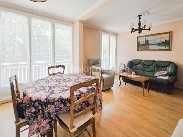 SAINT-MARTIN-D’HÈRES – LIMITE POISAT – T5 TRAVERSANT AVEC BALCON ET CAVE
À proximité immédiate de Poisat, des écoles, commerces et transports, découvrez cet appartement familial de 86,63 m² (Carrez), situé dans la résidence sécurisée et arborée Le Carina, bénéficiant d’un environnement agréable avec espaces verts et jeux pour enfants.
Situé au rez-de-chaussée surélevé (sans ascenseur) et traversant nord-sud, l’appartement offre une distribution fonctionnelle. 
L’entrée avec rangements dessert une cuisine indépendante, prolongée par une loggia, ainsi qu’un séjour ouvrant sur un balcon exposé au sud, sans vis-à-vis direct.
L’espace nuit se compose de quatre chambres, d’une salle d’eau rénovée et de toilettes indépendantes. Une cave de 6,5 m2 complète l’ensemble. Le stationnement est facilité par le parking commun de la résidence (1 place par logement). Le garage de 17 m2 environ (avec électricité) est situé juste en dessous de l’appartement et peut être acquis en supplément.
Côté confort, le logement dispose de la fibre, d’un chauffage individuel au gaz, de menuiseries PVC double vitrage récentes.
Bien entretenu, l’appartement peut être modulé (agrandissement de la pièce de vie en utilisant une chambre) et nécessite quelques travaux de rafraîchissement. Une base saine et un beau potentiel pour créer un intérieur personnalisé, adapté aux besoins d’une famille.
Charges de copropriété : environ 1 200 € par an pour l’appartement. La taxe foncière est de 1850 euros environ (garage compris).