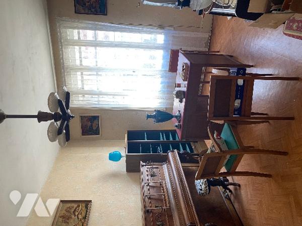 Au rdc : bureau, salon, cuisine.
1er : palier 2 chambres, WC, salle d'eau
2em : grenier
Cave, jardin