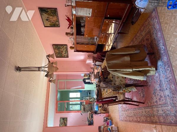 Au rdc : bureau, salon, cuisine.
1er : palier 2 chambres, WC, salle d'eau
2em : grenier
Cave, jardin