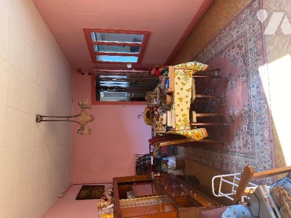 Au rdc : bureau, salon, cuisine.
1er : palier 2 chambres, WC, salle d'eau
2em : grenier
Cave, jardin