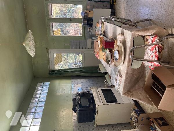 Au rdc : bureau, salon, cuisine.
1er : palier 2 chambres, WC, salle d'eau
2em : grenier
Cave, jardin