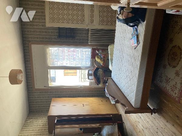 Au rdc : bureau, salon, cuisine.
1er : palier 2 chambres, WC, salle d'eau
2em : grenier
Cave, jardin