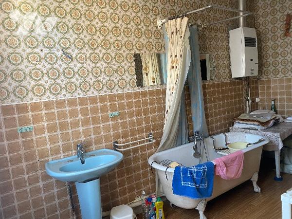 Au rdc : bureau, salon, cuisine.
1er : palier 2 chambres, WC, salle d'eau
2em : grenier
Cave, jardin