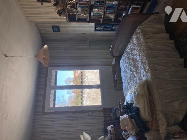 Au rdc : bureau, salon, cuisine.
1er : palier 2 chambres, WC, salle d'eau
2em : grenier
Cave, jardin