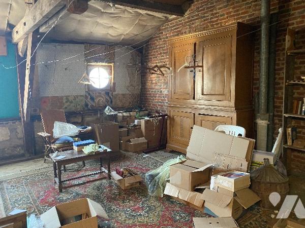 Au rdc : bureau, salon, cuisine.
1er : palier 2 chambres, WC, salle d'eau
2em : grenier
Cave, jardin