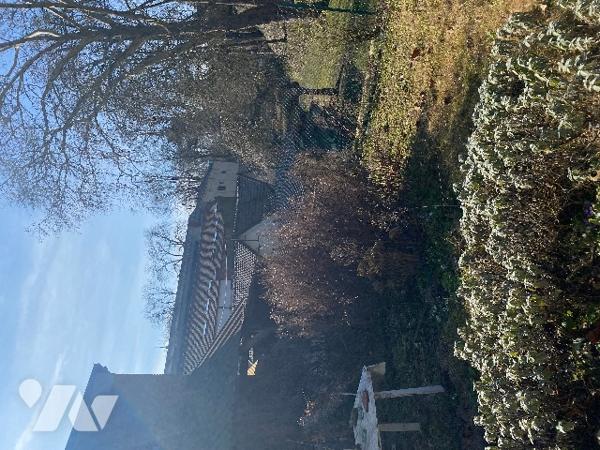 Au rdc : bureau, salon, cuisine.
1er : palier 2 chambres, WC, salle d'eau
2em : grenier
Cave, jardin