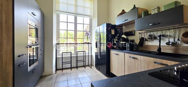 EXCLUSIVITE MATHILDE OBRY - BSK IMMOBILIER 
CROUY-SAINT-PIERRE - situé à moins de 20km au nord d'Amiens
Venez découvrir ce magnifique appartement triplex de type 5 d'environ 124 m² habitables situé dans une abbaye du XIIème siècle, au 1er et dernier étage (les appartements du dessous sont en duplex), classée aux monuments historiques avec un parc de 3 hectares commun et un parking comprenant :
Au rez-de-chaussée : Une entrée avec vestiaire et placard intégré, un salon/séjour lumineux de plus de 25 m², une cuisine équipée moderne, une chambre et un WC séparé.
Au 1er étage : une mezzanine claire faisant office de bureau.
Au dernier : deux belles chambres dont l'une avec dressing aménagé et une salle de bain avec baignoire et WC.
Lieu atypique chargé d'histoire avec le charme des vieilles pierres, des grandes hauteurs sous plafond (4.4 m²), fenêtres voûtées. Amoureux de la nature, ce bien est fait pour vous.
Fibre optique, VMC
Dépendances et caves 
Charges de copropriété : 500 € par mois comprenant le chauffage au fioul et l'eau, l'entretien de la résidence, des jardins et des dépendances, le syndic Foncia.
Taxe foncière : 1100 €/an. 
Produit rare traversant et exposé Est/Ouest. COUP DE COEUR assuré !
Vidéos sur demande.