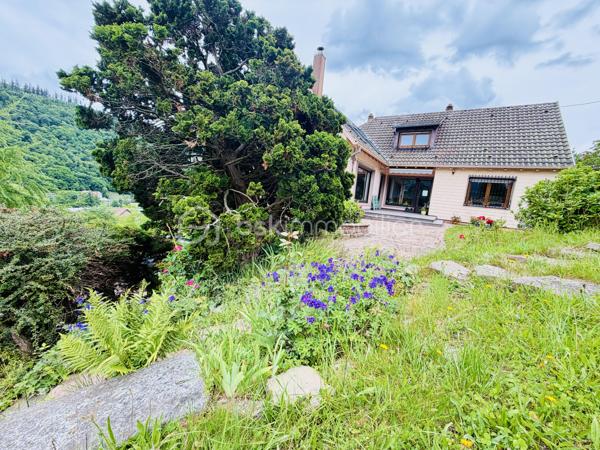 Cette charmante maison saura vous séduire par ses espaces généreux, son environnement paisible et son excellent état d’entretien.

Dès l’entrée, vous découvrirez un vaste hall agrémenté d’un poêle à bois, donnant accès à la chaufferie ainsi qu’à un grand garage.

À l’étage, un large couloir dessert une magnifique pièce de vie de près de 40 m² avec cheminée à insert bois, idéale pour partager de chaleureux moments en famille. Vous y trouverez également une cuisine entièrement équipée, deux belles chambres, une salle d’eau et un WC indépendant.

Le deuxième étage offre encore de beaux espaces avec une chambre, une mezzanine pouvant servir de bureau ou d’espace détente, une seconde chambre ainsi qu’une salle d’eau.

Le véritable atout de cette maison ? Son environnement calme et privilégié, sans vis-à-vis, tout en restant à proximité des commodités.

Parfaitement entretenue au fil des années, cette maison ne nécessite aucun travaux. Il ne vous reste plus qu’à poser vos valises et profiter pleinement des lieux.

 Pour plus d’informations ou organiser une visite, contactez-moi dès maintenant !