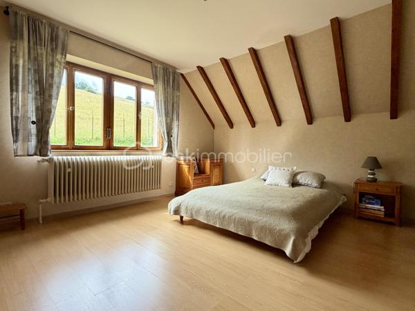 Cette charmante maison saura vous séduire par ses espaces généreux, son environnement paisible et son excellent état d’entretien.

Dès l’entrée, vous découvrirez un vaste hall agrémenté d’un poêle à bois, donnant accès à la chaufferie ainsi qu’à un grand garage.

À l’étage, un large couloir dessert une magnifique pièce de vie de près de 40 m² avec cheminée à insert bois, idéale pour partager de chaleureux moments en famille. Vous y trouverez également une cuisine entièrement équipée, deux belles chambres, une salle d’eau et un WC indépendant.

Le deuxième étage offre encore de beaux espaces avec une chambre, une mezzanine pouvant servir de bureau ou d’espace détente, une seconde chambre ainsi qu’une salle d’eau.

Le véritable atout de cette maison ? Son environnement calme et privilégié, sans vis-à-vis, tout en restant à proximité des commodités.

Parfaitement entretenue au fil des années, cette maison ne nécessite aucun travaux. Il ne vous reste plus qu’à poser vos valises et profiter pleinement des lieux.

 Pour plus d’informations ou organiser une visite, contactez-moi dès maintenant !