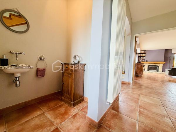 Cette charmante maison saura vous séduire par ses espaces généreux, son environnement paisible et son excellent état d’entretien.

Dès l’entrée, vous découvrirez un vaste hall agrémenté d’un poêle à bois, donnant accès à la chaufferie ainsi qu’à un grand garage.

À l’étage, un large couloir dessert une magnifique pièce de vie de près de 40 m² avec cheminée à insert bois, idéale pour partager de chaleureux moments en famille. Vous y trouverez également une cuisine entièrement équipée, deux belles chambres, une salle d’eau et un WC indépendant.

Le deuxième étage offre encore de beaux espaces avec une chambre, une mezzanine pouvant servir de bureau ou d’espace détente, une seconde chambre ainsi qu’une salle d’eau.

Le véritable atout de cette maison ? Son environnement calme et privilégié, sans vis-à-vis, tout en restant à proximité des commodités.

Parfaitement entretenue au fil des années, cette maison ne nécessite aucun travaux. Il ne vous reste plus qu’à poser vos valises et profiter pleinement des lieux.

 Pour plus d’informations ou organiser une visite, contactez-moi dès maintenant !