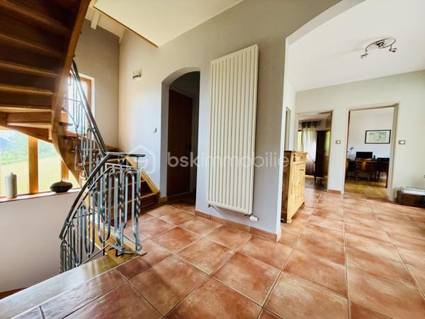 Cette charmante maison saura vous séduire par ses espaces généreux, son environnement paisible et son excellent état d’entretien.

Dès l’entrée, vous découvrirez un vaste hall agrémenté d’un poêle à bois, donnant accès à la chaufferie ainsi qu’à un grand garage.

À l’étage, un large couloir dessert une magnifique pièce de vie de près de 40 m² avec cheminée à insert bois, idéale pour partager de chaleureux moments en famille. Vous y trouverez également une cuisine entièrement équipée, deux belles chambres, une salle d’eau et un WC indépendant.

Le deuxième étage offre encore de beaux espaces avec une chambre, une mezzanine pouvant servir de bureau ou d’espace détente, une seconde chambre ainsi qu’une salle d’eau.

Le véritable atout de cette maison ? Son environnement calme et privilégié, sans vis-à-vis, tout en restant à proximité des commodités.

Parfaitement entretenue au fil des années, cette maison ne nécessite aucun travaux. Il ne vous reste plus qu’à poser vos valises et profiter pleinement des lieux.

 Pour plus d’informations ou organiser une visite, contactez-moi dès maintenant !
