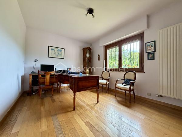Cette charmante maison saura vous séduire par ses espaces généreux, son environnement paisible et son excellent état d’entretien.

Dès l’entrée, vous découvrirez un vaste hall agrémenté d’un poêle à bois, donnant accès à la chaufferie ainsi qu’à un grand garage.

À l’étage, un large couloir dessert une magnifique pièce de vie de près de 40 m² avec cheminée à insert bois, idéale pour partager de chaleureux moments en famille. Vous y trouverez également une cuisine entièrement équipée, deux belles chambres, une salle d’eau et un WC indépendant.

Le deuxième étage offre encore de beaux espaces avec une chambre, une mezzanine pouvant servir de bureau ou d’espace détente, une seconde chambre ainsi qu’une salle d’eau.

Le véritable atout de cette maison ? Son environnement calme et privilégié, sans vis-à-vis, tout en restant à proximité des commodités.

Parfaitement entretenue au fil des années, cette maison ne nécessite aucun travaux. Il ne vous reste plus qu’à poser vos valises et profiter pleinement des lieux.

 Pour plus d’informations ou organiser une visite, contactez-moi dès maintenant !