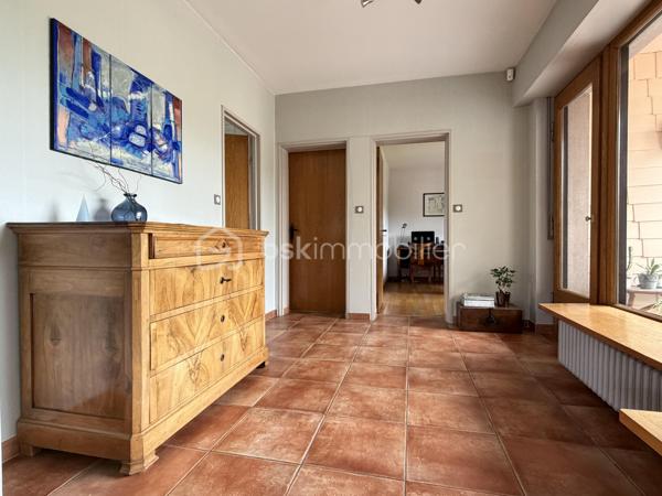 Cette charmante maison saura vous séduire par ses espaces généreux, son environnement paisible et son excellent état d’entretien.

Dès l’entrée, vous découvrirez un vaste hall agrémenté d’un poêle à bois, donnant accès à la chaufferie ainsi qu’à un grand garage.

À l’étage, un large couloir dessert une magnifique pièce de vie de près de 40 m² avec cheminée à insert bois, idéale pour partager de chaleureux moments en famille. Vous y trouverez également une cuisine entièrement équipée, deux belles chambres, une salle d’eau et un WC indépendant.

Le deuxième étage offre encore de beaux espaces avec une chambre, une mezzanine pouvant servir de bureau ou d’espace détente, une seconde chambre ainsi qu’une salle d’eau.

Le véritable atout de cette maison ? Son environnement calme et privilégié, sans vis-à-vis, tout en restant à proximité des commodités.

Parfaitement entretenue au fil des années, cette maison ne nécessite aucun travaux. Il ne vous reste plus qu’à poser vos valises et profiter pleinement des lieux.

 Pour plus d’informations ou organiser une visite, contactez-moi dès maintenant !