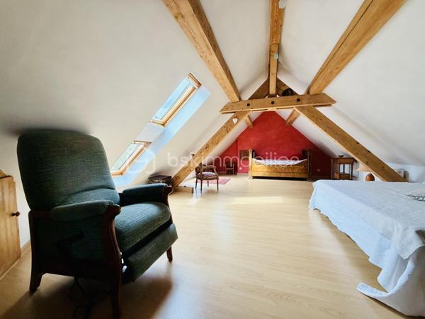 Cette charmante maison saura vous séduire par ses espaces généreux, son environnement paisible et son excellent état d’entretien.

Dès l’entrée, vous découvrirez un vaste hall agrémenté d’un poêle à bois, donnant accès à la chaufferie ainsi qu’à un grand garage.

À l’étage, un large couloir dessert une magnifique pièce de vie de près de 40 m² avec cheminée à insert bois, idéale pour partager de chaleureux moments en famille. Vous y trouverez également une cuisine entièrement équipée, deux belles chambres, une salle d’eau et un WC indépendant.

Le deuxième étage offre encore de beaux espaces avec une chambre, une mezzanine pouvant servir de bureau ou d’espace détente, une seconde chambre ainsi qu’une salle d’eau.

Le véritable atout de cette maison ? Son environnement calme et privilégié, sans vis-à-vis, tout en restant à proximité des commodités.

Parfaitement entretenue au fil des années, cette maison ne nécessite aucun travaux. Il ne vous reste plus qu’à poser vos valises et profiter pleinement des lieux.

 Pour plus d’informations ou organiser une visite, contactez-moi dès maintenant !