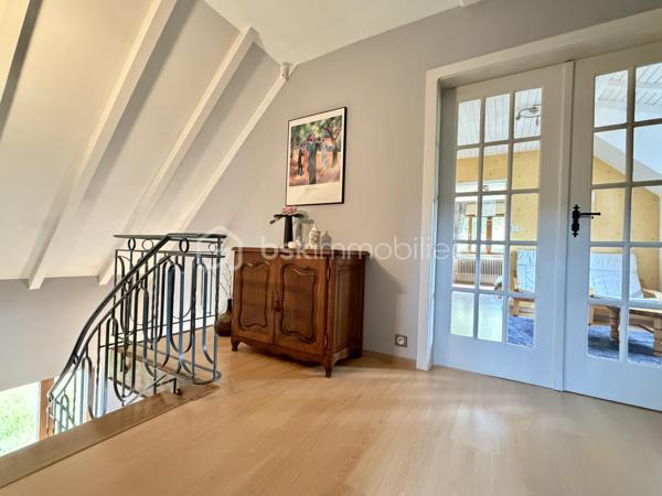 Cette charmante maison saura vous séduire par ses espaces généreux, son environnement paisible et son excellent état d’entretien.

Dès l’entrée, vous découvrirez un vaste hall agrémenté d’un poêle à bois, donnant accès à la chaufferie ainsi qu’à un grand garage.

À l’étage, un large couloir dessert une magnifique pièce de vie de près de 40 m² avec cheminée à insert bois, idéale pour partager de chaleureux moments en famille. Vous y trouverez également une cuisine entièrement équipée, deux belles chambres, une salle d’eau et un WC indépendant.

Le deuxième étage offre encore de beaux espaces avec une chambre, une mezzanine pouvant servir de bureau ou d’espace détente, une seconde chambre ainsi qu’une salle d’eau.

Le véritable atout de cette maison ? Son environnement calme et privilégié, sans vis-à-vis, tout en restant à proximité des commodités.

Parfaitement entretenue au fil des années, cette maison ne nécessite aucun travaux. Il ne vous reste plus qu’à poser vos valises et profiter pleinement des lieux.

 Pour plus d’informations ou organiser une visite, contactez-moi dès maintenant !