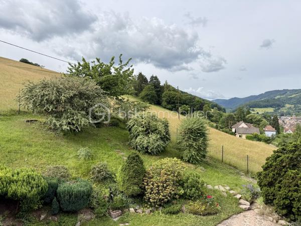 Cette charmante maison saura vous séduire par ses espaces généreux, son environnement paisible et son excellent état d’entretien.

Dès l’entrée, vous découvrirez un vaste hall agrémenté d’un poêle à bois, donnant accès à la chaufferie ainsi qu’à un grand garage.

À l’étage, un large couloir dessert une magnifique pièce de vie de près de 40 m² avec cheminée à insert bois, idéale pour partager de chaleureux moments en famille. Vous y trouverez également une cuisine entièrement équipée, deux belles chambres, une salle d’eau et un WC indépendant.

Le deuxième étage offre encore de beaux espaces avec une chambre, une mezzanine pouvant servir de bureau ou d’espace détente, une seconde chambre ainsi qu’une salle d’eau.

Le véritable atout de cette maison ? Son environnement calme et privilégié, sans vis-à-vis, tout en restant à proximité des commodités.

Parfaitement entretenue au fil des années, cette maison ne nécessite aucun travaux. Il ne vous reste plus qu’à poser vos valises et profiter pleinement des lieux.

 Pour plus d’informations ou organiser une visite, contactez-moi dès maintenant !