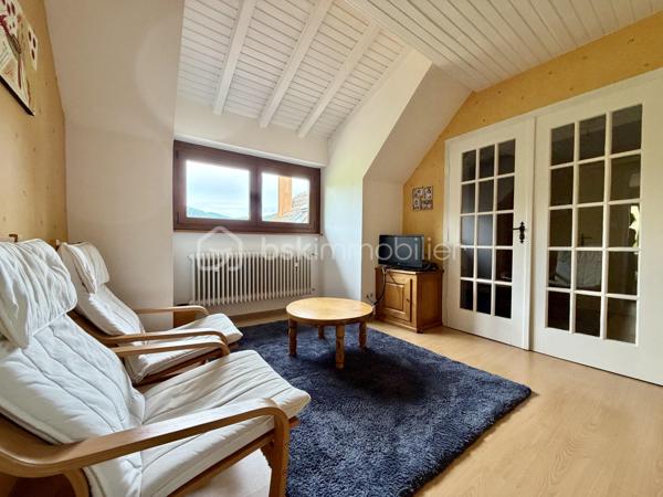 Cette charmante maison saura vous séduire par ses espaces généreux, son environnement paisible et son excellent état d’entretien.

Dès l’entrée, vous découvrirez un vaste hall agrémenté d’un poêle à bois, donnant accès à la chaufferie ainsi qu’à un grand garage.

À l’étage, un large couloir dessert une magnifique pièce de vie de près de 40 m² avec cheminée à insert bois, idéale pour partager de chaleureux moments en famille. Vous y trouverez également une cuisine entièrement équipée, deux belles chambres, une salle d’eau et un WC indépendant.

Le deuxième étage offre encore de beaux espaces avec une chambre, une mezzanine pouvant servir de bureau ou d’espace détente, une seconde chambre ainsi qu’une salle d’eau.

Le véritable atout de cette maison ? Son environnement calme et privilégié, sans vis-à-vis, tout en restant à proximité des commodités.

Parfaitement entretenue au fil des années, cette maison ne nécessite aucun travaux. Il ne vous reste plus qu’à poser vos valises et profiter pleinement des lieux.

 Pour plus d’informations ou organiser une visite, contactez-moi dès maintenant !