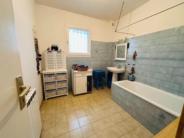 Maison mitoyenne avec garage Lotissement calme, proche commodités et écoles