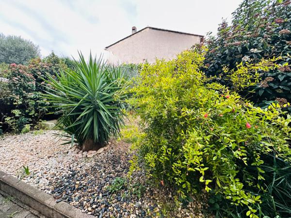 Maison mitoyenne avec garage Lotissement calme, proche commodités et écoles