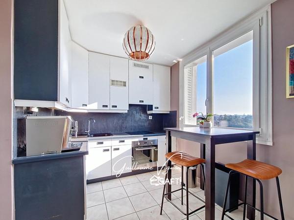 T4 traversant dernier étage, façade isolée