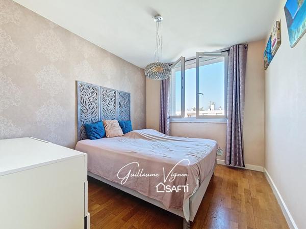 T4 traversant dernier étage, façade isolée