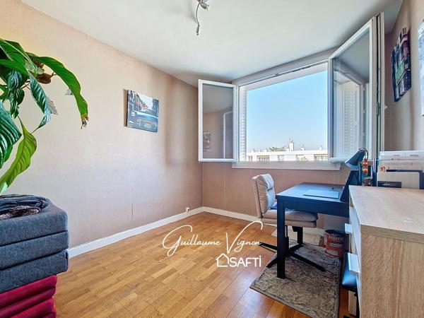 T4 traversant dernier étage, façade isolée