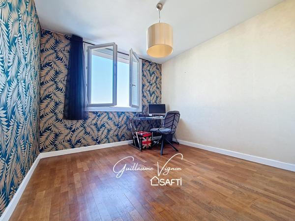 T4 traversant dernier étage, façade isolée