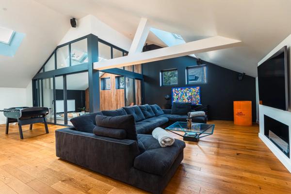 Vente                                                      Loft
                        
                     5 pièces                      196 m2                     à Brive-la-Gaillarde