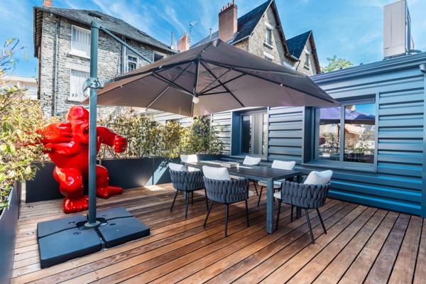 Vente                                                      Loft
                        
                     5 pièces                      196 m2                     à Brive-la-Gaillarde