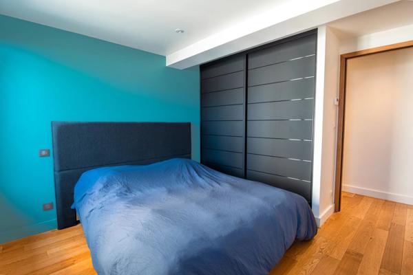 Vente                                                      Loft
                        
                     5 pièces                      196 m2                     à Brive-la-Gaillarde