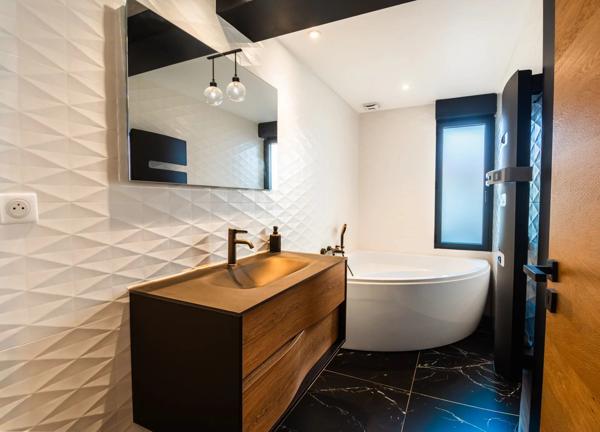 Vente                                                      Loft
                        
                     5 pièces                      196 m2                     à Brive-la-Gaillarde