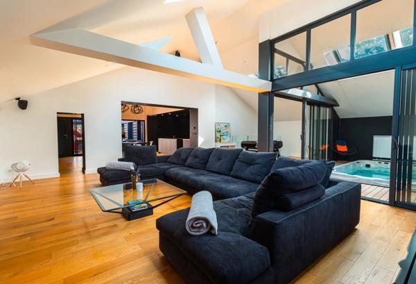 Vente                                                      Loft
                        
                     5 pièces                      196 m2                     à Brive-la-Gaillarde