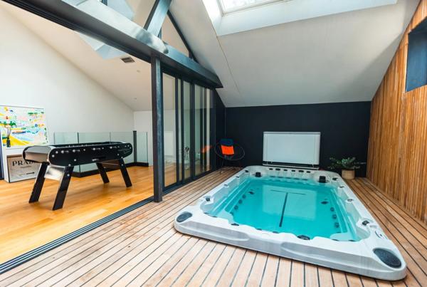 Vente                                                      Loft
                        
                     5 pièces                      196 m2                     à Brive-la-Gaillarde