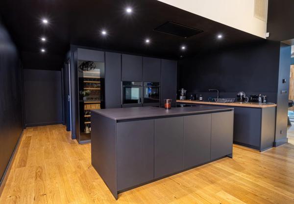 Vente                                                      Loft
                        
                     5 pièces                      196 m2                     à Brive-la-Gaillarde
