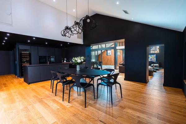 Vente                                                      Loft
                        
                     5 pièces                      196 m2                     à Brive-la-Gaillarde