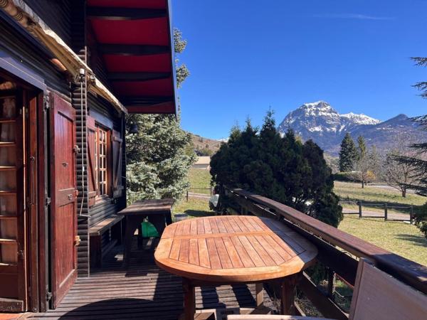 Chalet avec piscine sur grand terrain constructible