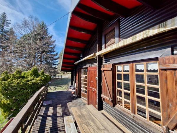 Chalet avec piscine sur grand terrain constructible