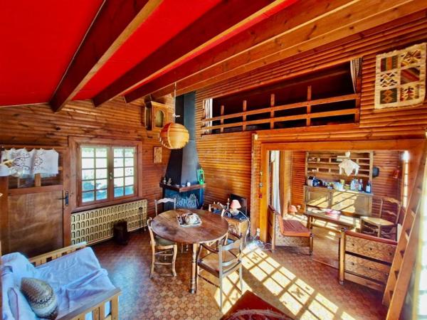 Chalet avec piscine sur grand terrain constructible