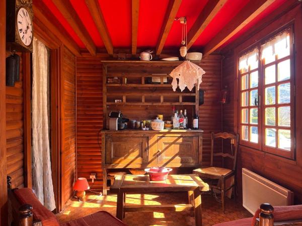 Chalet avec piscine sur grand terrain constructible