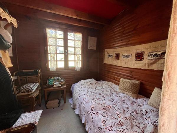 Chalet avec piscine sur grand terrain constructible