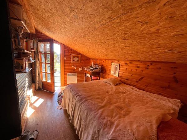 Chalet avec piscine sur grand terrain constructible