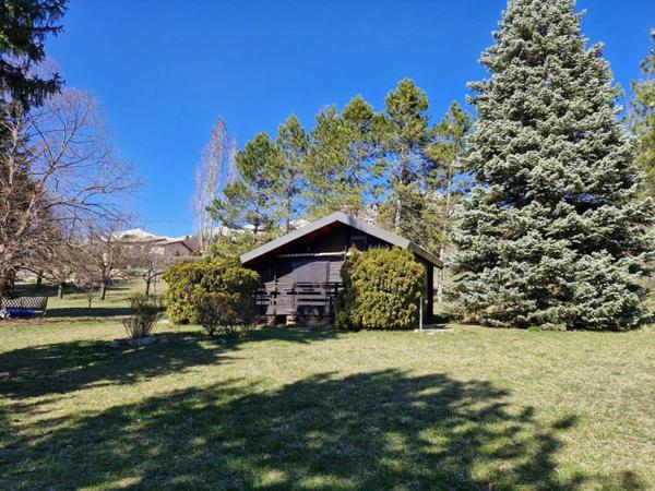 Chalet avec piscine sur grand terrain constructible