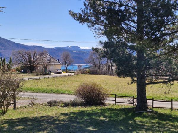 Chalet avec piscine sur grand terrain constructible