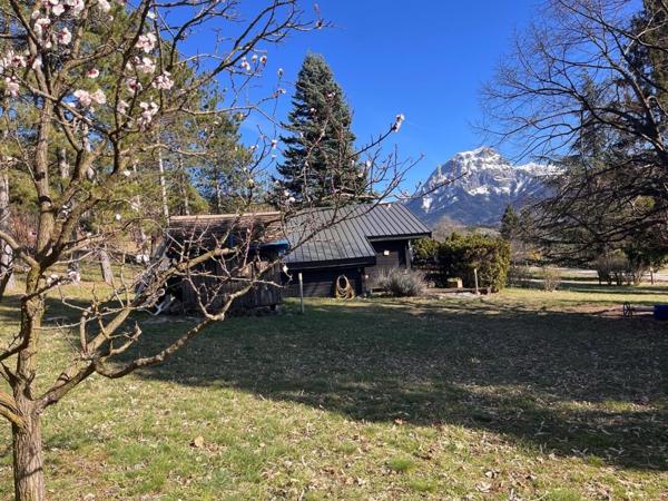 Chalet avec piscine sur grand terrain constructible