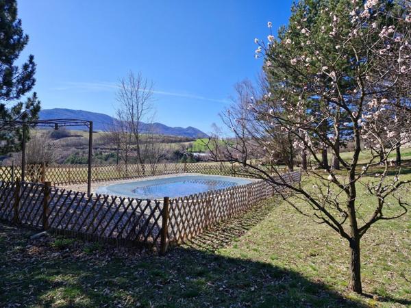 Chalet avec piscine sur grand terrain constructible